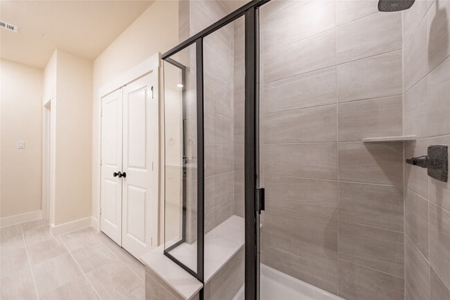 Building Photo - 813 Emerling Dr