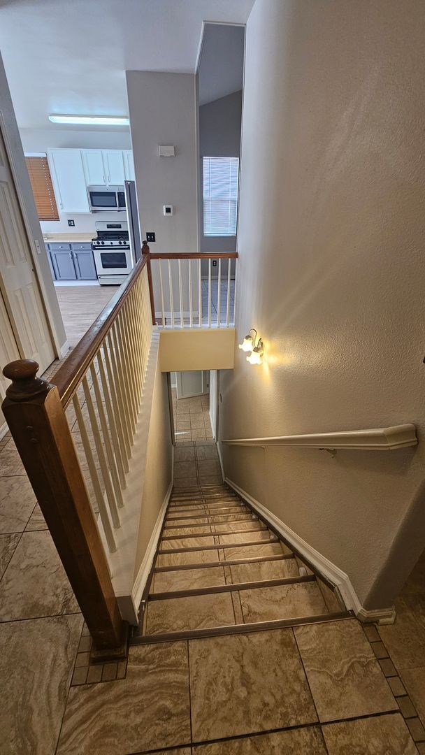 Building Photo - $2700 | 4BR/2.5BA | Pet Friendly House wit...
