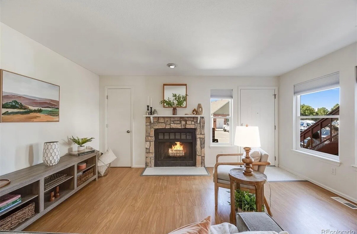 Building Photo - 942 S Dearborn Way