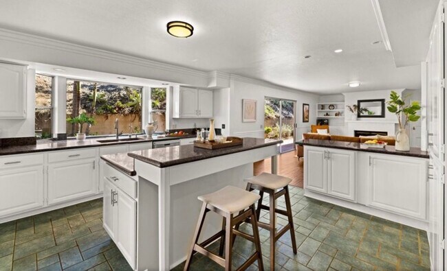 Building Photo - Classic Hope Ranch