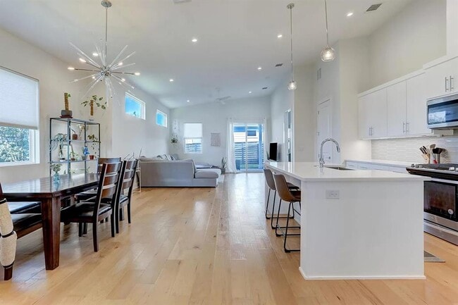 Building Photo - 7008 Zachary Dr