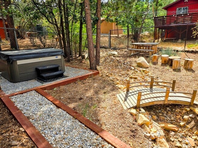 Building Photo - Charming 2 Bed / 1 Bath Cabin with Spa