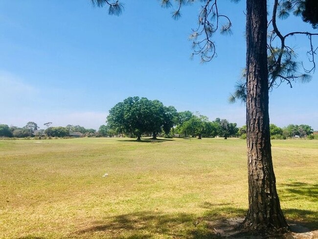Building Photo - WEDGEFIELD GOLF COURSE VILLA