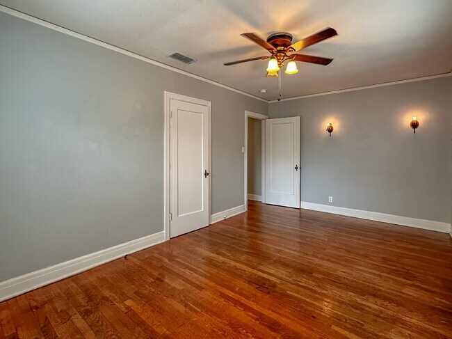 Building Photo - 1206 S Broadway Ave