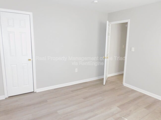 Building Photo - 406 Mason St NE