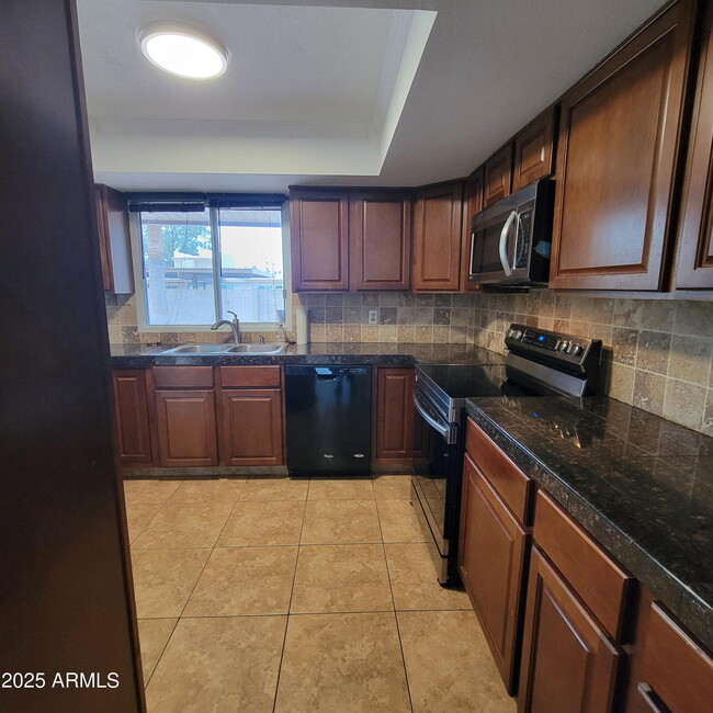 Building Photo - 2150 E Ellis Dr