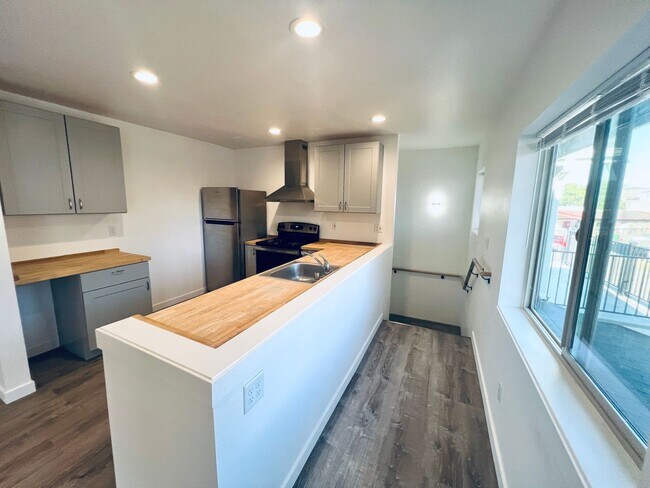 Building Photo - Almost new 3 bedroom, 3 bath Townhome
