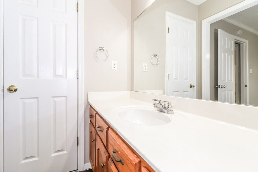 Building Photo - 10125 Oak Run Dr S