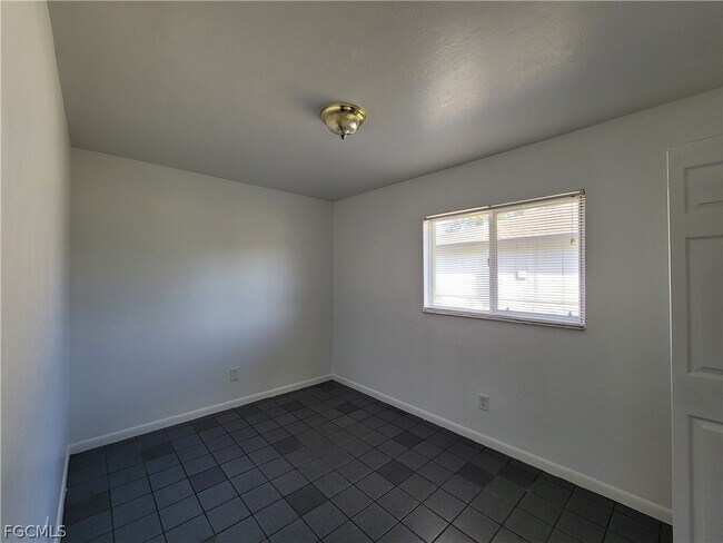 Building Photo - 931 SE 23rd Pl