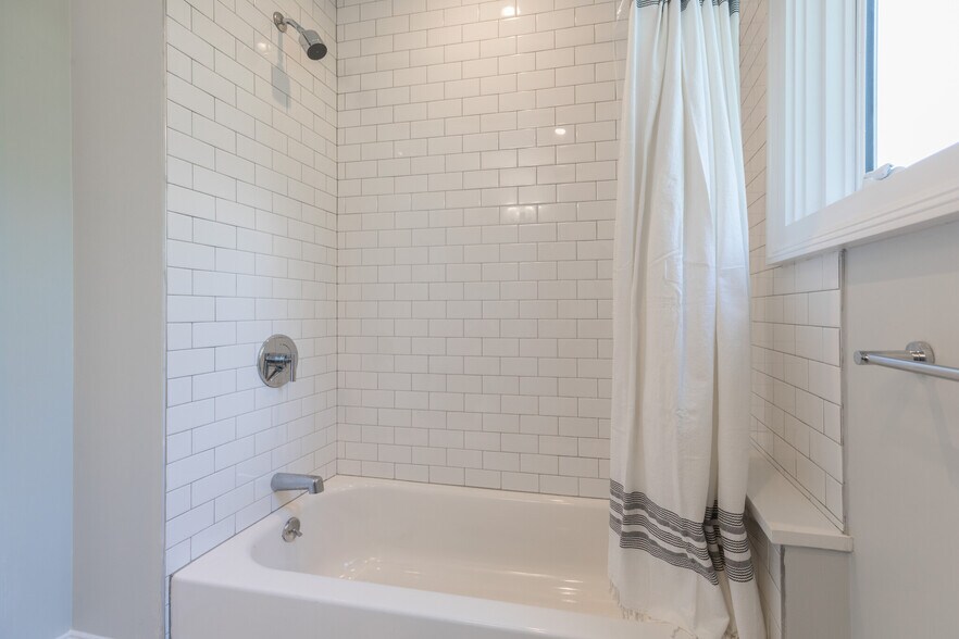 Building Photo - 121 Centre St