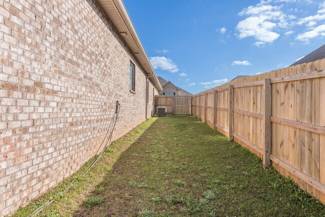 Building Photo - 9599 Pebble Stone Dr