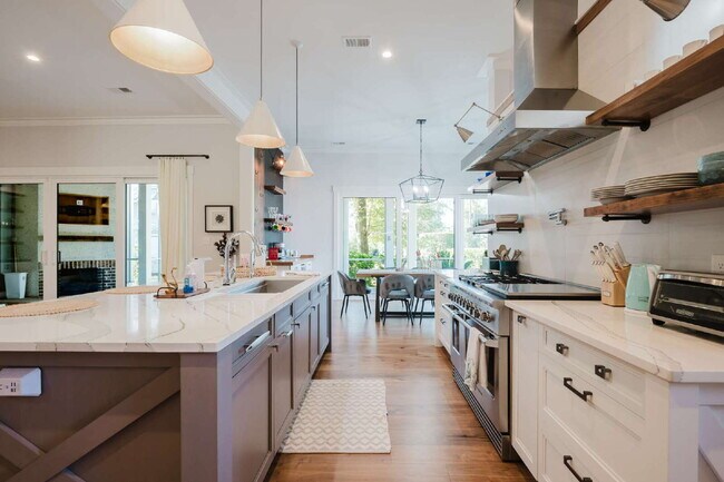 Building Photo - Stunning Custom Home in Palmetto Bluff