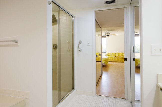 Building Photo - 2450 Presidential Way