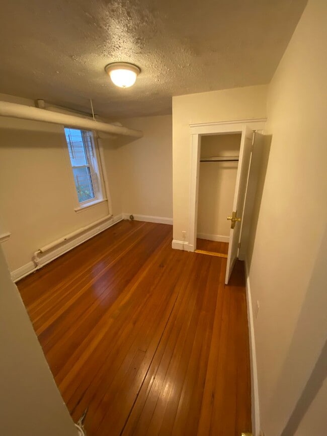 Building Photo - 2 bed/1 bath in Allston