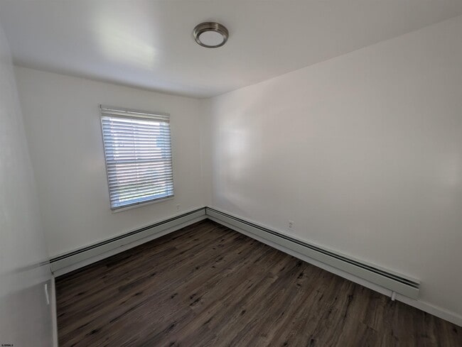 Building Photo - 114 N Texas Ave