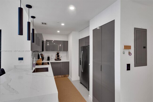 Building Photo - 350 S Miami Ave