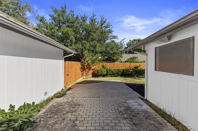 Building Photo - Elegant Prestonwood home with fenced yard ...