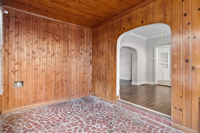 Building Photo - 871 University St