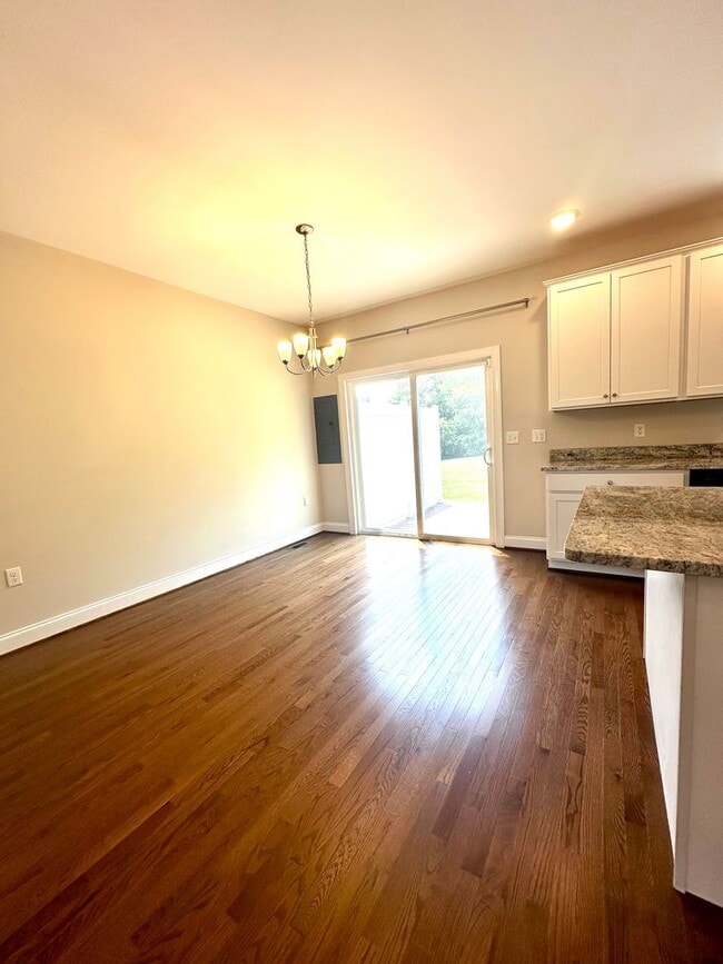 Building Photo - End Unit Townhouse for Rent in Crescent Ridge