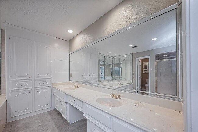 Building Photo - 4015 Black Locust Dr