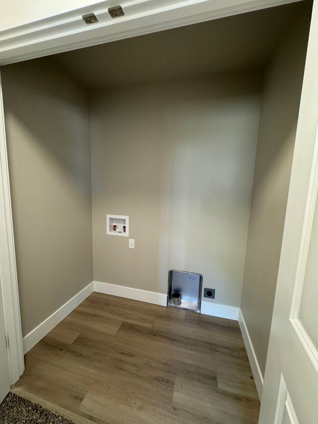 Building Photo - Newer West Roseburg 3-Bedroom, 2.5-Bath Townhouse