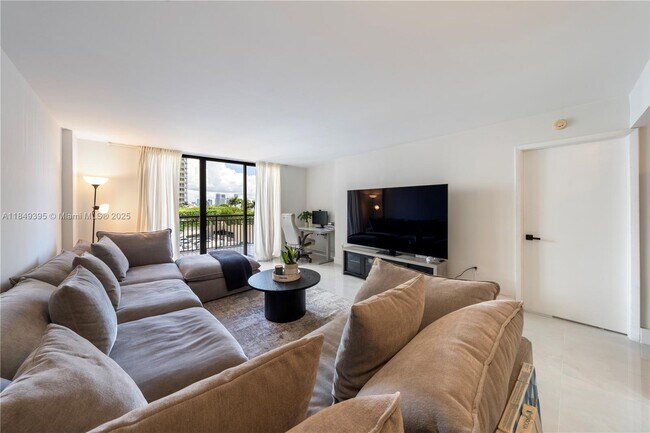 Building Photo - 540 Brickell Key Dr