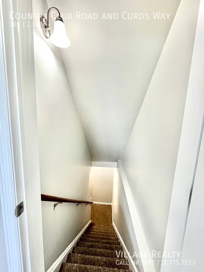 Building Photo - 703 Country Club Rd