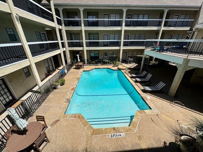 Building Photo - 4800 W Lovers Ln