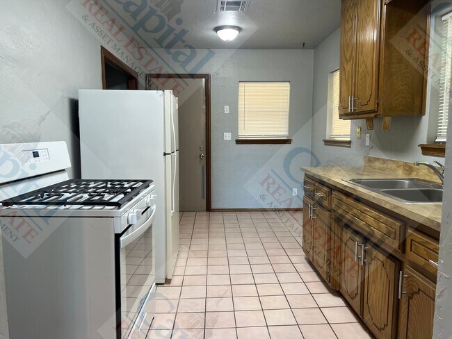 Building Photo - Charming 2 Bedroom