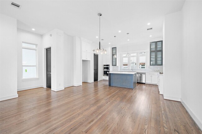 Building Photo - 1011 E 28th St