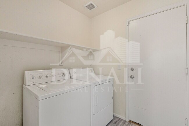 Building Photo - 1090 E Taylor Trail