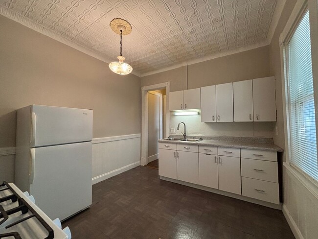 Building Photo - 626 University Ave