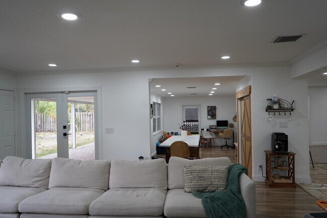 Building Photo - 7131 Oakmont Dr