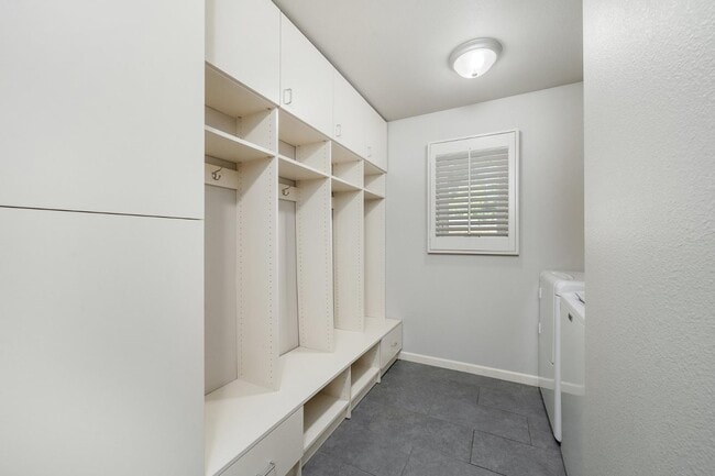 Building Photo - 2412 S Sheffield Cir