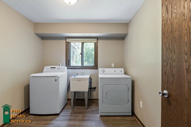Building Photo - Spacious 4 Bedroom Home **Half Off October...