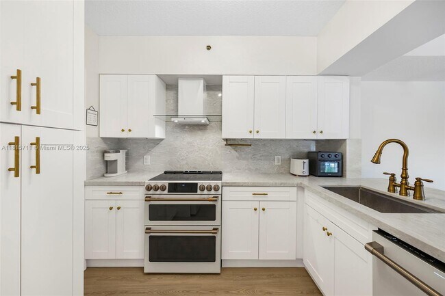 Building Photo - 9340 Fontainebleau Blvd
