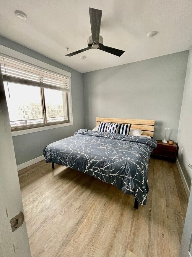 Building Photo - TOP FLOOR, ONE BEDROOM CONDO IN PROSPECTOR!