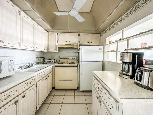 Building Photo - 3280 Lake Osborne Dr