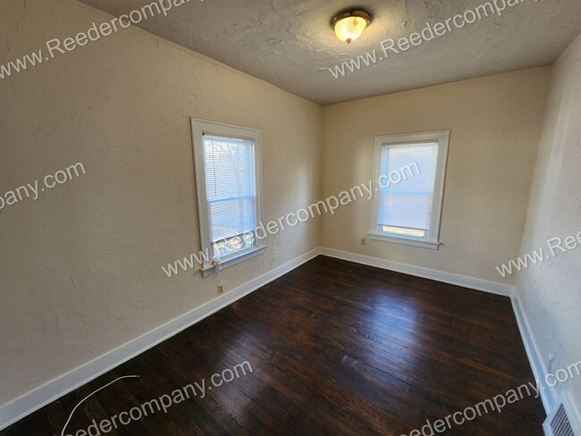 Building Photo - 2 bedroom 1 bath for rent. Located right a...