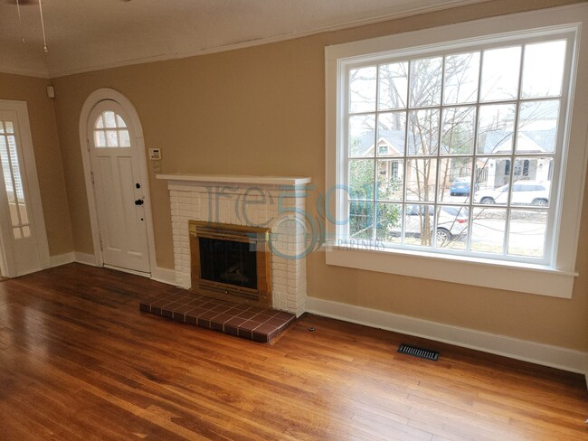 Building Photo - **Lease Pending** Addorable Newly Updated ...