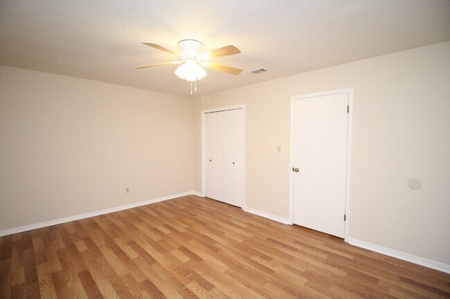 Building Photo - NE Pensacola 2 story  updated townhouse ne...