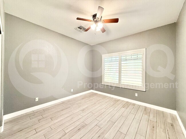 Building Photo - 960 E Chelsea Dr