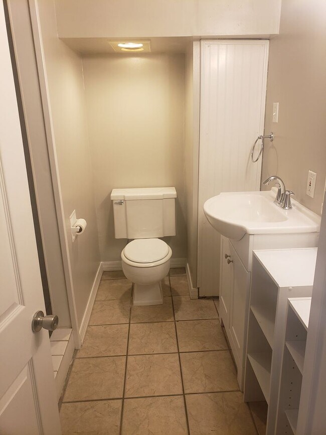 Building Photo - Cute 2 bedroom