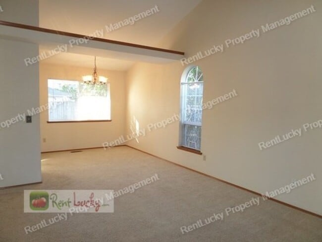 Building Photo - Beautiful 3-Bedroom Home in Sought-After F...