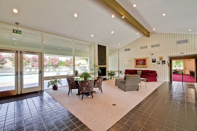 Building Photo - Lovely and Spacious 2BR 2.5BA Condo in Gre...
