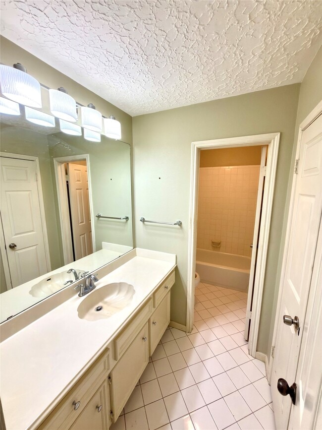 Building Photo - 14834 Charlmont Dr