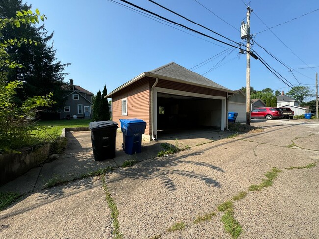 Building Photo - Spacious 2BR Duplex with Laundry Hookups + Big Yard