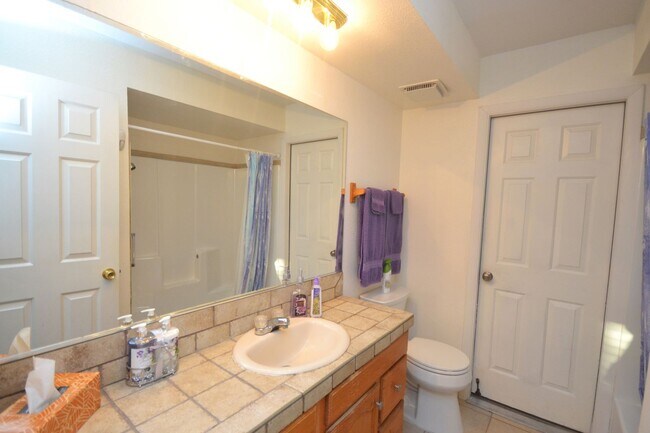 Building Photo - 3 bedroom, Fully Furnished Home