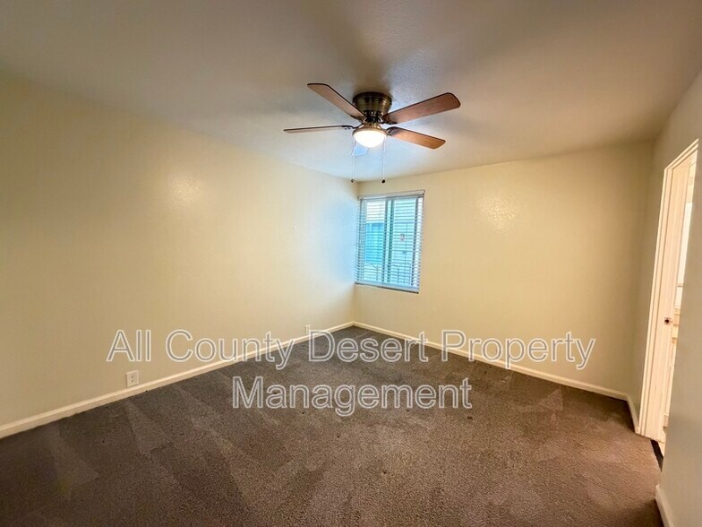 Building Photo - 400 N Sunrise Way