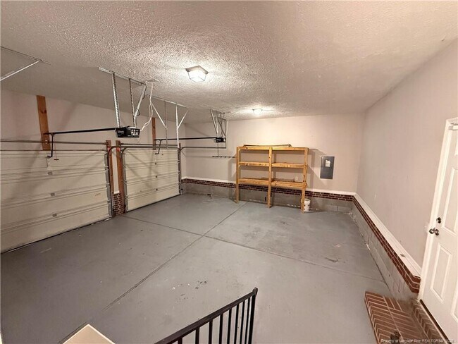 Building Photo - 2402 Larwood Dr